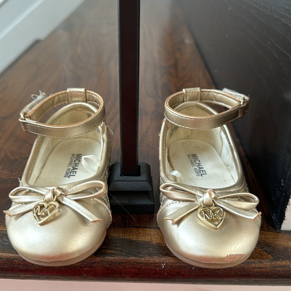 Cute gold shoes sz 6 - Picture 2 of 4